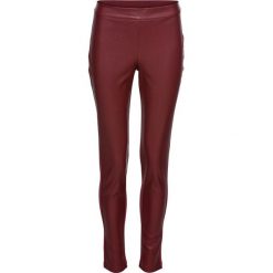Legginsy z powłoką z poliuretanu bonprix czerwony kasztanowy. Czerwone spodnie damskie bonprix, bez wzorów, ze skóry. Za 99,99 zł.