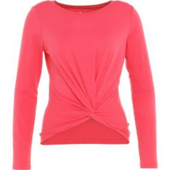 GAP TWIST FRONT Bluzka z długim rękawem rosehip. Różowe topy sportowe damskie marki GAP, l, z elastanu, sportowe, z długim rękawem. Za 189,00 zł.