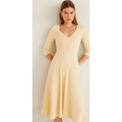 Mango - Sukienka Comi. Białe sukienki damskie Mango, na co dzień, s, bez wzorów, z elastanu, casualowe, bez kołnierzyka, bez rękawów, midi, rozkloszowane. Za 139,90 zł.