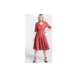 Sukienka lniana letnia Lady in Red. Czerwone sukienki damskie Zoee, na lato, m, z aplikacjami, z materiału, eleganckie, bez kołnierzyka, bez rękawów, plisowane. Za 330,00 zł.