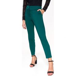 ELEGANCKIE SPODNIE Z KANTEM. Zielone spodnie damskie Top Secret, z tkaniny. W wyprzedaży za 59,99 zł.