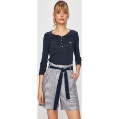 Guess Jeans - Bluzka. Białe bluzki damskie Guess Jeans, s, z aplikacjami, z bawełny, bez kołnierzyka. W wyprzedaży za 159,90 zł.