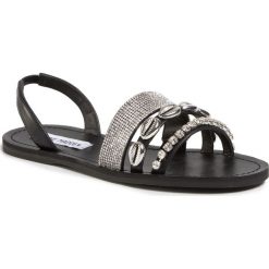 Sandały STEVE MADDEN - Ahoy SM11000991-02002-010 Black Multi. Czarne klapki damskie Steve Madden, z aplikacjami, ze skóry ekologicznej, bez obcasa. W wyprzedaży za 269,00 zł.