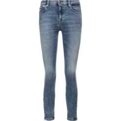 Jeansy Skinny Fit Tommy Jeans DW0DW06569. Niebieskie jeansy damskie Tommy Jeans, bez wzorów, z elastanu. W wyprzedaży za 289,00 zł.