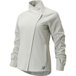NEW BALANCE > WJ01262LFG. Pomarańczowe kurtki damskie New Balance, l, bez wzorów, z elastanu, street, bez kaptura, na fitness i siłownię. Za 449,99 zł.