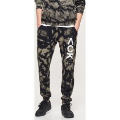 Dresowe joggery camo - Czarny. Czarne bez kategorii marki Cropp, z dresówki. W wyprzedaży za 39,99 zł.