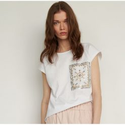 T-shirt z cekinami - Biały. Białe t-shirty damskie Reserved, s, bez wzorów, bez kołnierzyka. Za 49,99 zł.