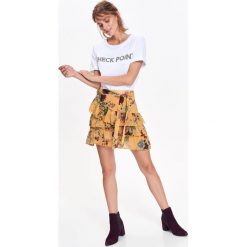 MINI SPÓDNICA Z KWIATOWYM NADRUKIEM. Szare minispódniczki marki Top Secret, na jesień, dopasowane. Za 54,99 zł.