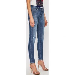 Guess Jeans - Jeansy. Jeansy damskie Guess Jeans. W wyprzedaży za 379,90 zł.