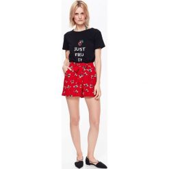 Szorty damskie tkaninowe w kwiaty, z wiązaniem w pasie. Czerwone szorty damskie Top Secret, na zimę, w kwiaty, z tkaniny, eleganckie. W wyprzedaży za 34,99 zł.
