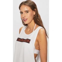 Calvin Klein Jeans - Top plażowy. Białe stroje kąpielowe damskie Calvin Klein Jeans, l, z nadrukiem, z bawełny, z okrągłym kołnierzem. W wyprzedaży za 139,90 zł.