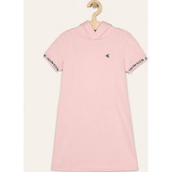 Calvin Klein Jeans - Sukienka dziecięca 104-164 cm. Różowe sukienki dziewczęce Calvin Klein Jeans, bez wzorów, z bawełny, casualowe, z krótkim rękawem, krótkie, mini, proste. Za 299,90 zł.