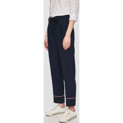 Tommy Hilfiger - Spodnie. Niebieskie spodnie damskie TOMMY HILFIGER, z poliesteru. W wyprzedaży za 379,90 zł.