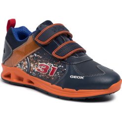 Sneakersy GEOX - J Dakin B. A J949FA 05411 C0820 DD Navy/Orange. Niebieskie trampki chłopięce Geox, bez wzorów, ze skóry ekologicznej, na rzepy. W wyprzedaży za 279,00 zł.