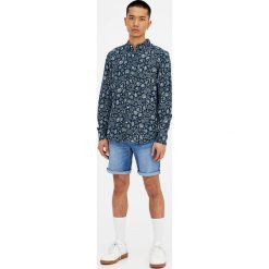 Niebieskie jeansowe bermudy skinny fit. Niebieskie bermudy męskie Pull&Bear, z denimu. Za 89,90 zł.