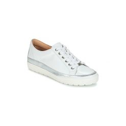 Buty Caprice BUSCETI. Białe trampki i tenisówki damskie marki Caprice, bez wzorów, bez zapięcia. Za 349,00 zł.