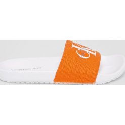 Calvin Klein Jeans - Klapki. Pomarańczowe kapcie męskie Calvin Klein Jeans, bez wzorów, z jeansu. W wyprzedaży za 189,90 zł.