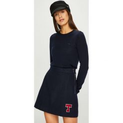 Lacoste - Sweter. Niebieskie swetry klasyczne damskie marki Lacoste, z wełny, z okrągłym kołnierzem. W wyprzedaży za 359,90 zł.