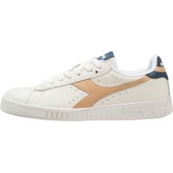 Diadora GAME WAXED Tenisówki i Trampki bianco/beige juta. Białe trampki męskie Diadora, ze skóry. Za 379,00 zł.