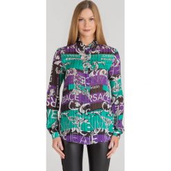 KOSZULA VERSACE JEANS. Żółte koszule damskie Versace Jeans, na co dzień, bez wzorów, z jeansu, z włoskim kołnierzykiem, bez rękawów. Za 575,00 zł.