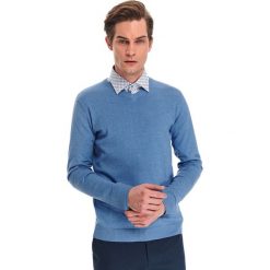 Sweter dopasowany z dekoltem w serek. Niebieskie swetry męskie Top Secret, na lato, xl, bez wzorów, z dekoltem w serek, bez kaptura. W wyprzedaży za 79,99 zł.