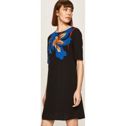 Desigual - Sukienka. Czarne sukienki damskie Desigual, na co dzień, w kwiaty, z poliesteru, casualowe, z okrągłym kołnierzem, z krótkim rękawem, krótkie, mini, proste. W wyprzedaży za 319,90 zł.
