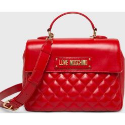 Love Moschino - Torebka. Czerwone listonoszki damskie Love Moschino, w paski, ze skóry, na ramię, małe, pikowane, bez dodatków. W wyprzedaży za 499,90 zł.