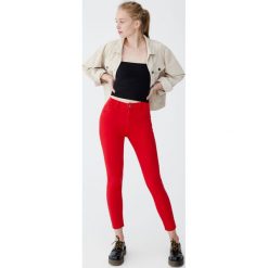 Jeansy rurki z wysokim stanem. Czerwone jeansy damskie z wysokim stanem marki Pull&Bear, z jeansu. Za 34,90 zł.
