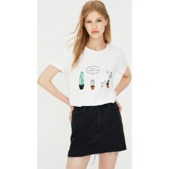 Bawełniana koszulka z kaktusami. Białe t-shirty damskie Pull&Bear, z bawełny. Za 24,90 zł.