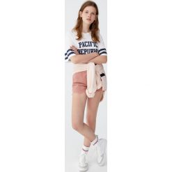 Koszulka „Pacific Republic”. Szare koszulki damskie marki Pull&Bear, bez wzorów, bez kołnierzyka. Za 49,90 zł.