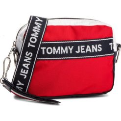 Torebka TOMMY JEANS - Logo Cam AU0AU00191 901. Czerwone listonoszki damskie marki Tommy Jeans, z jeansu. W wyprzedaży za 279,00 zł.