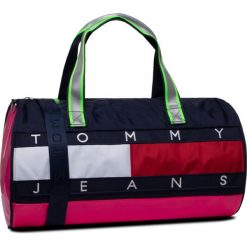 Torba Tommy Jeans Tjw Heritage Duffle AW0AW07647. Czarne torebki damskie sportowe Tommy Jeans, bez wzorów, z jeansu, sportowe, bez dodatków. W wyprzedaży za 449,00 zł.