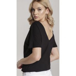 Czarny T-shirt Sabrimisia. Czarne bluzki damskie Renee, s, bez wzorów, z dzianiny, klasyczne, z okrągłym kołnierzem, bez rękawów. Za 49,99 zł.