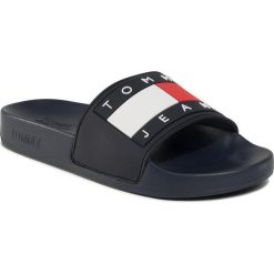 Klapki TOMMY JEANS - Flag Pool Slide EN0EN00474 C87. Niebieskie klapki damskie Tommy Jeans, bez wzorów, z jeansu, bez obcasa. Za 229,00 zł.