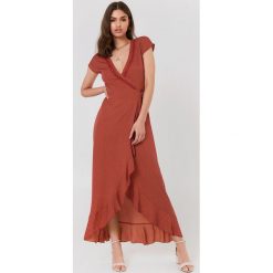 FAYT Sukienka Brady - Red. Czerwone sukienki z falbanami marki FAYT, z tkaniny, z kopertowym dekoltem, kopertowe. Za 220,95 zł.
