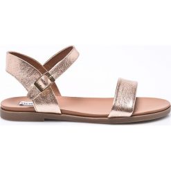 Steve Madden - Sandały. Różowe klapki damskie Steve Madden, bez wzorów, ze skóry, bez obcasa, na obcasie. W wyprzedaży za 139,90 zł.