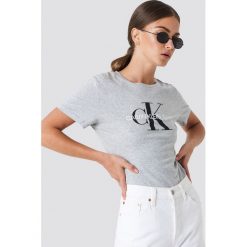 Calvin Klein T-shirt Core Monogram Logo - Grey. Szare t-shirty damskie marki Calvin Klein, z klasycznym kołnierzykiem. Za 202,95 zł.