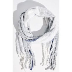 Szal z frędzlami - Jasny szar. Szare bez kategorii Sinsay. Za 39,99 zł.
