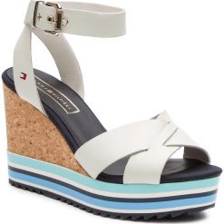Sandały TOMMY HILFIGER - Colored Stripes Wedge Sandal FW0FW04054 Whisper White 121. Brązowe klapki damskie TOMMY HILFIGER, bez wzorów, ze skóry, bez obcasa, na obcasie. W wyprzedaży za 379,00 zł.