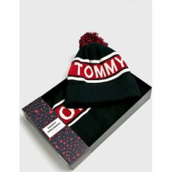 Tommy Hilfiger - Czapka + szalik Happy Holidays. Niebieskie czapki męskie marki TOMMY HILFIGER, na zimę, bez wzorów, z bawełny. W wyprzedaży za 439,90 zł.