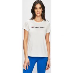 Tommy Sport - T-shirt. Białe topy damskie Tommy Sport, s, z nadrukiem, z poliesteru, z krótkim rękawem. W wyprzedaży za 99,90 zł.