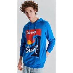 Bluza z kolorowym nadrukiem - Niebieski. Niebieskie bluzy męskie Cropp, s, z nadrukiem, bez kołnierzyka, bez rękawów, bez kaptura. Za 95,99 zł.