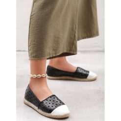 Czarne Espadryle Mina. Czarne espadryle damskie Born2be, bez wzorów, bez obcasa. W wyprzedaży za 29,99 zł.