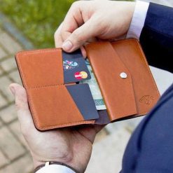Skórzany cienki portfel męski z bilonówką SOLIER SW15 SLIM jasny brąz - jasny brąz. Portfele męskie Solier, bez wzorów, ze skóry. Za 74,99 zł.