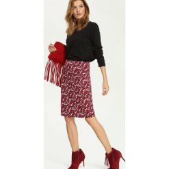 BLUZA NIEROZPINANA DAMSKA Z APLIKACJĄ, Z KAMIENIAMI. Czarne bluzy damskie marki Top Secret, z aplikacjami. W wyprzedaży za 19,99 zł.