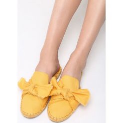 Żółte Klapki Moonstone. Żółte espadryle damskie Born2be, bez wzorów, bez obcasa, na płaskiej podeszwie. Za 39,99 zł.