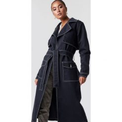 NA-KD Trend Płaszcz jeansowy oversize - Blue. Niebieskie płaszcze damskie marki NA-KD Trend, w paski, z jeansu, długie. W wyprzedaży za 182,47 zł.