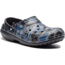 Kapcie CROCS - Clsssic Lined Graphic II Clog 205324 Como/Black. Szare kapcie męskie Crocs, z syntetyku. Za 199,00 zł.