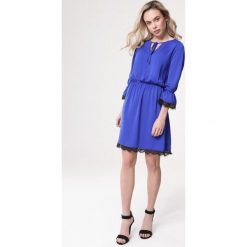 Niebieska Sukienka Perceptively. Niebieskie sukienki dziewczęce Born2be, bez wzorów, z koronki, eleganckie, bez rękawów, mini, dopasowane. Za 79,99 zł.