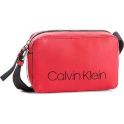 Torebka CALVIN KLEIN - Collegic Small Cross K60K604454 626. Czerwone torebki klasyczne damskie Calvin Klein, ze skóry ekologicznej. Za 349,00 zł.